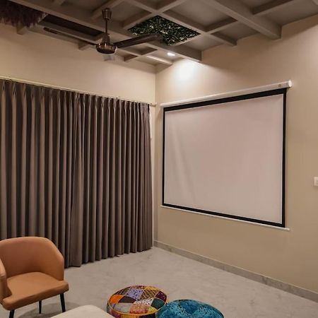 Saiba Outhouse- 4 Bed Room- Pool- Theatre- Partyhall- Garden & Terrace Sitting Area Джайпур Екстериор снимка