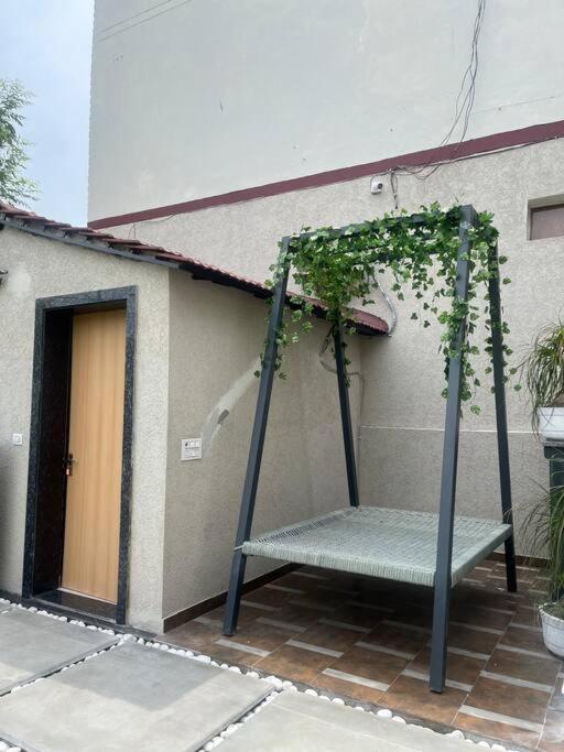 Saiba Outhouse- 4 Bed Room- Pool- Theatre- Partyhall- Garden & Terrace Sitting Area Джайпур Екстериор снимка