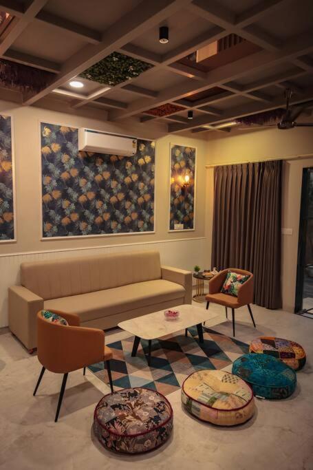 Saiba Outhouse- 4 Bed Room- Pool- Theatre- Partyhall- Garden & Terrace Sitting Area Джайпур Екстериор снимка