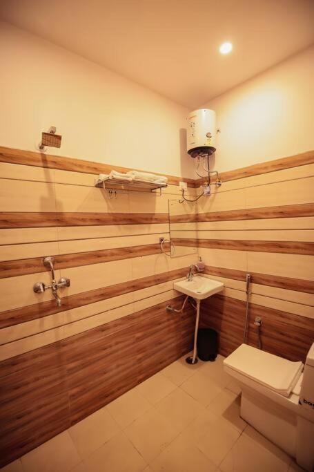 Saiba Outhouse- 4 Bed Room- Pool- Theatre- Partyhall- Garden & Terrace Sitting Area Джайпур Екстериор снимка