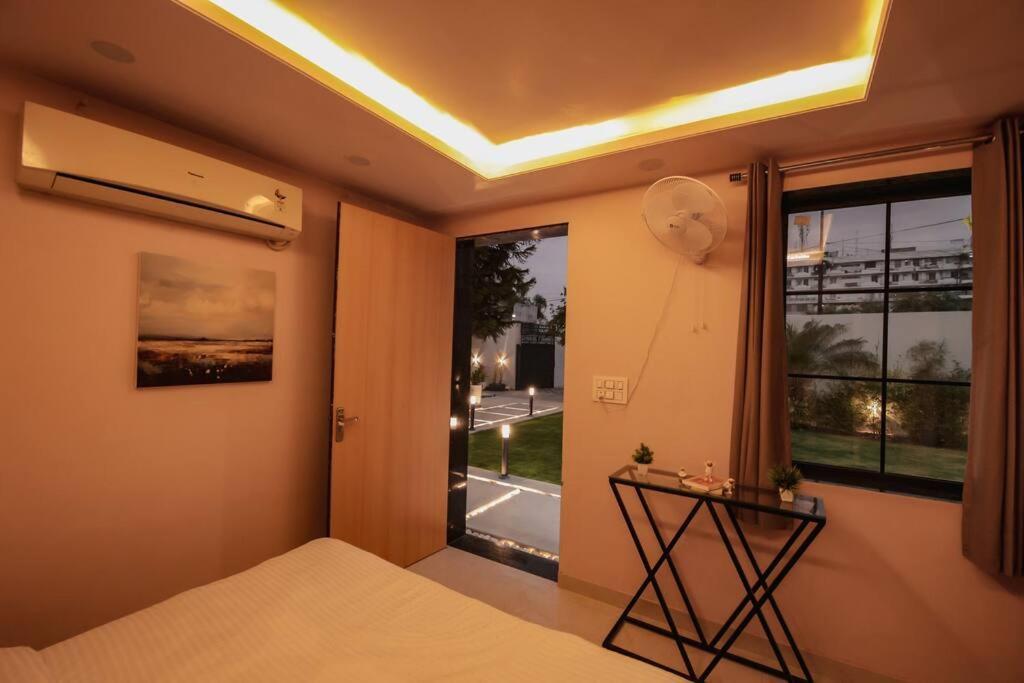 Saiba Outhouse- 4 Bed Room- Pool- Theatre- Partyhall- Garden & Terrace Sitting Area Джайпур Екстериор снимка