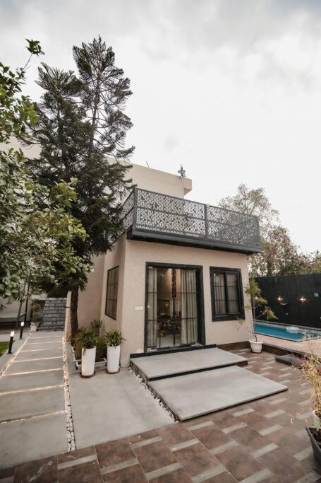 Saiba Outhouse- 4 Bed Room- Pool- Theatre- Partyhall- Garden & Terrace Sitting Area Джайпур Екстериор снимка
