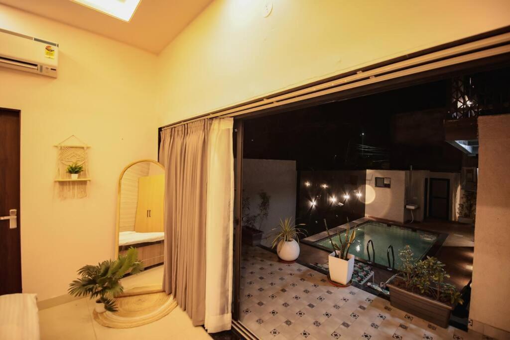 Saiba Outhouse- 4 Bed Room- Pool- Theatre- Partyhall- Garden & Terrace Sitting Area Джайпур Екстериор снимка