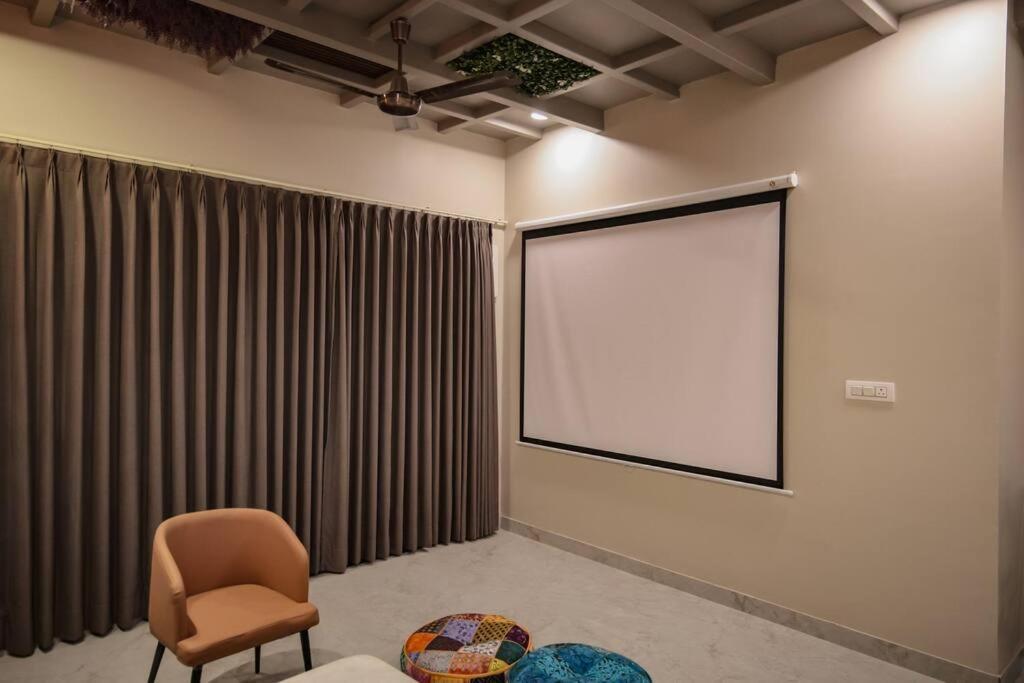 Saiba Outhouse- 4 Bed Room- Pool- Theatre- Partyhall- Garden & Terrace Sitting Area Джайпур Екстериор снимка