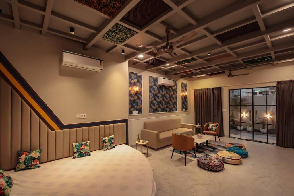 Saiba Outhouse- 4 Bed Room- Pool- Theatre- Partyhall- Garden & Terrace Sitting Area Джайпур Екстериор снимка