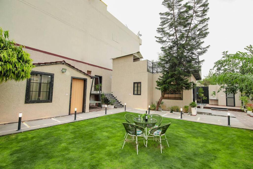 Saiba Outhouse- 4 Bed Room- Pool- Theatre- Partyhall- Garden & Terrace Sitting Area Джайпур Екстериор снимка